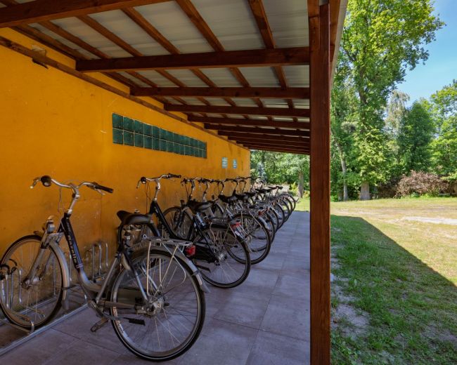 Bezpłatne rowery dla gości obiektu Leśniczówka Domki przy plaży – gotowe na wyprawę trasą rowerową R-10.